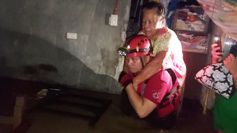 島嶼上的房屋屋頂、牆壁跟樹木不斷承受風雨而搖晃震動，居民都在家裡躲颱風，而且也出不了門，因為風勢太強，人很難站穩。