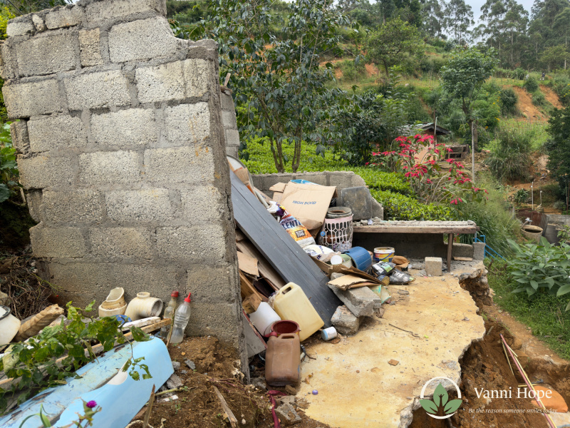 許多房屋被土石流沖垮 (感謝Vanni Hope提供照片)