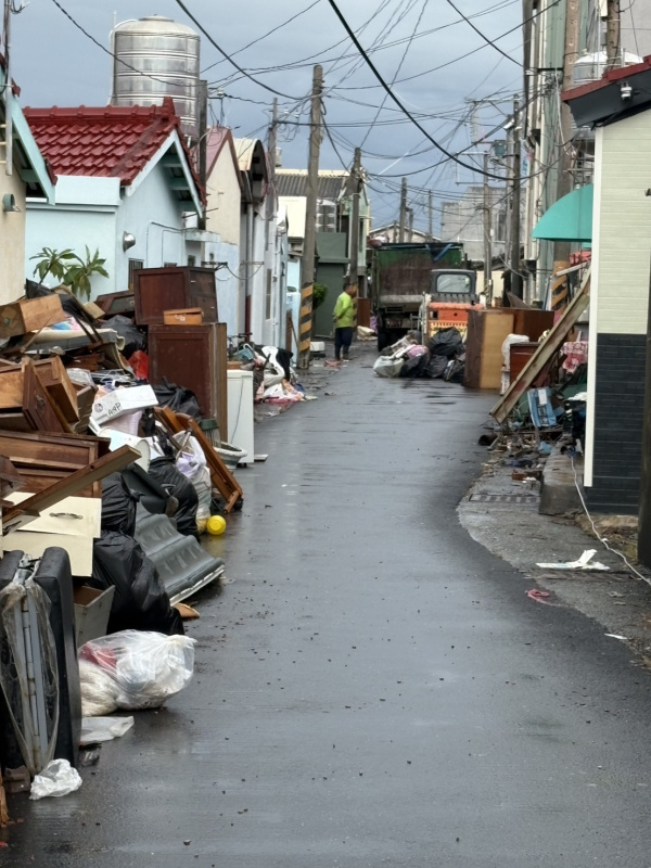 災後現場滿目瘡痍，居民們忙著清理家園。