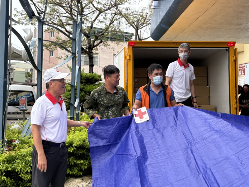 本會緊急捐贈402面大型帆布予七股區公所，讓民眾可以先遮蓋被狂風吹走的屋頂。