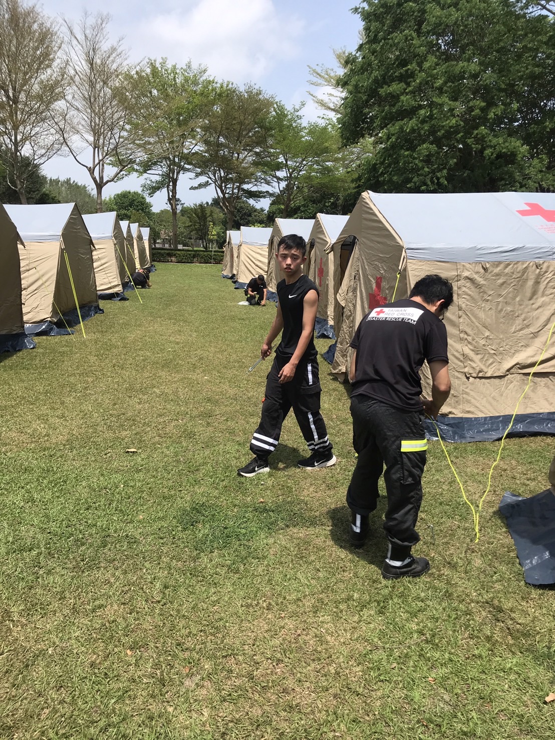 救災隊第四大隊協助至中華國小操場協助搭蓋20個帳篷