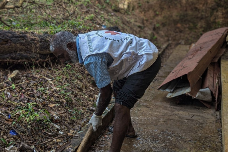 受迪特瓦氣旋影響，斯里蘭卡許多居民失去家園，紅十字會志工及同仁協助清理